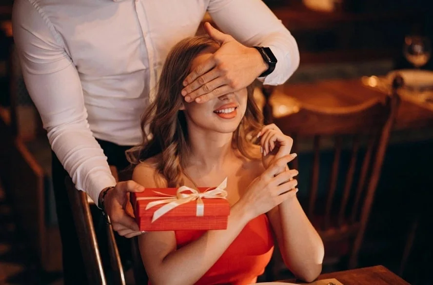 sugar daddy in Thailand giving a gift to Thai sugar baby
