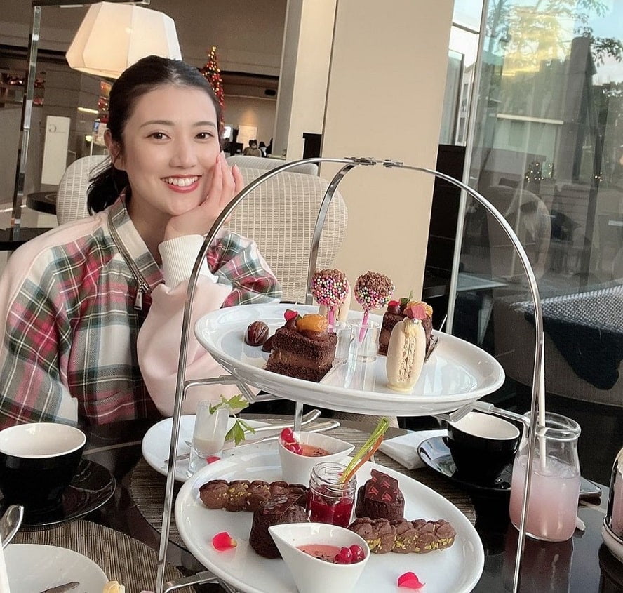 Japanese sugar baby in upscale bar