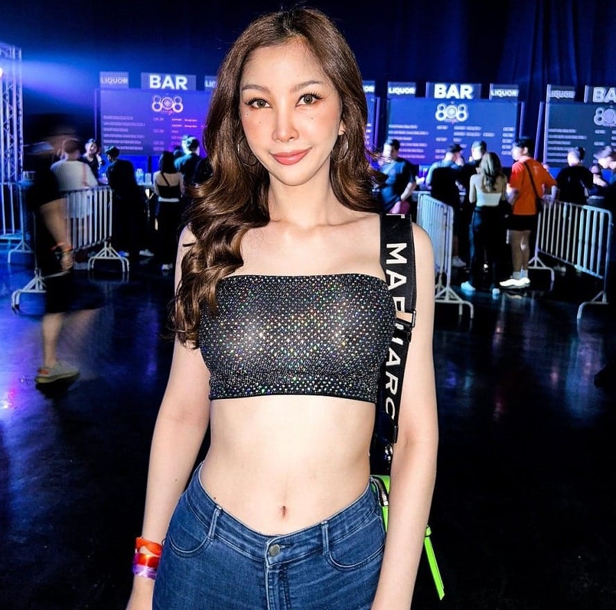 My Thai girlfriend in nightclub