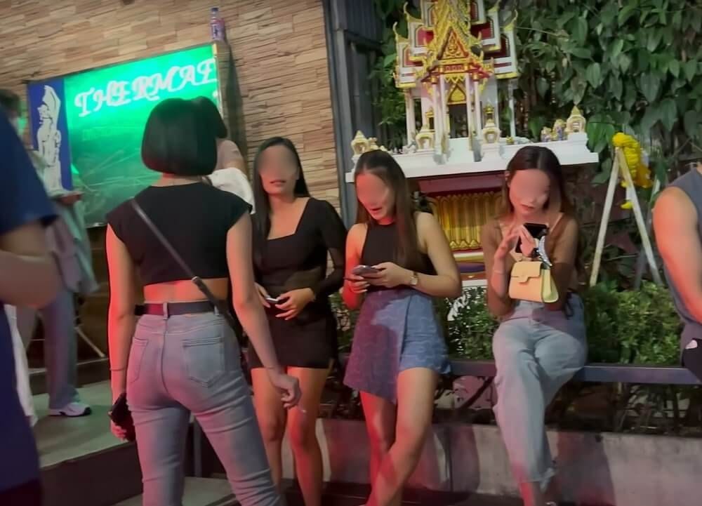 Freelancer Girls Outside Clubs in Asia