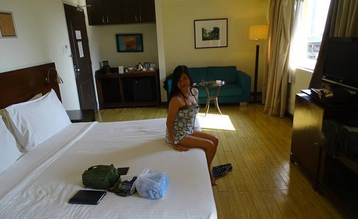 Cebu girl in my room offering erotic massage
